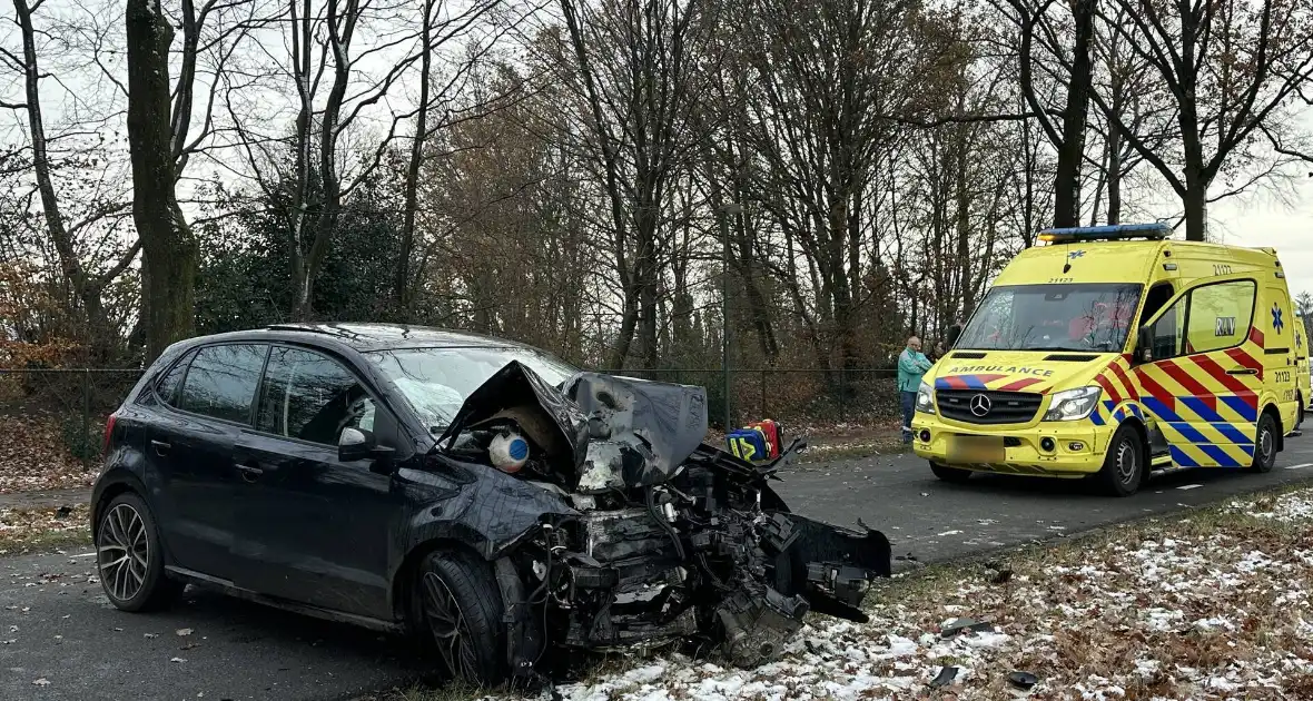 Automobilist zwaargewond bij botsing met boom - Foto 2