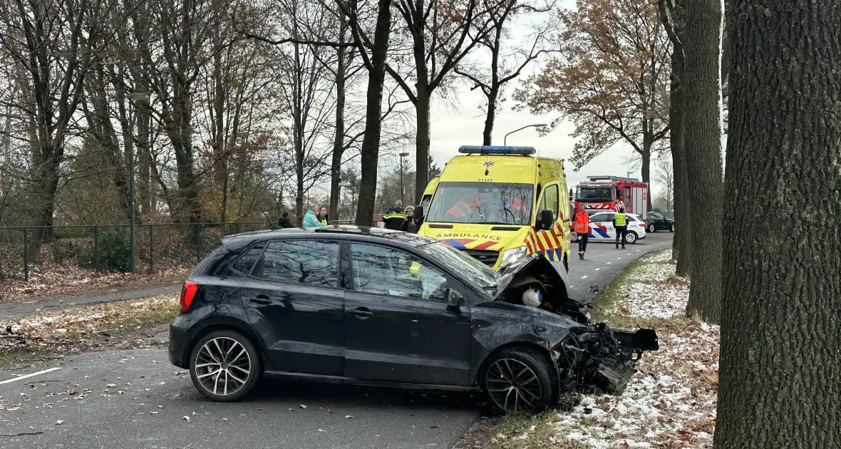 Automobilist zwaargewond bij botsing met boom - Foto 3