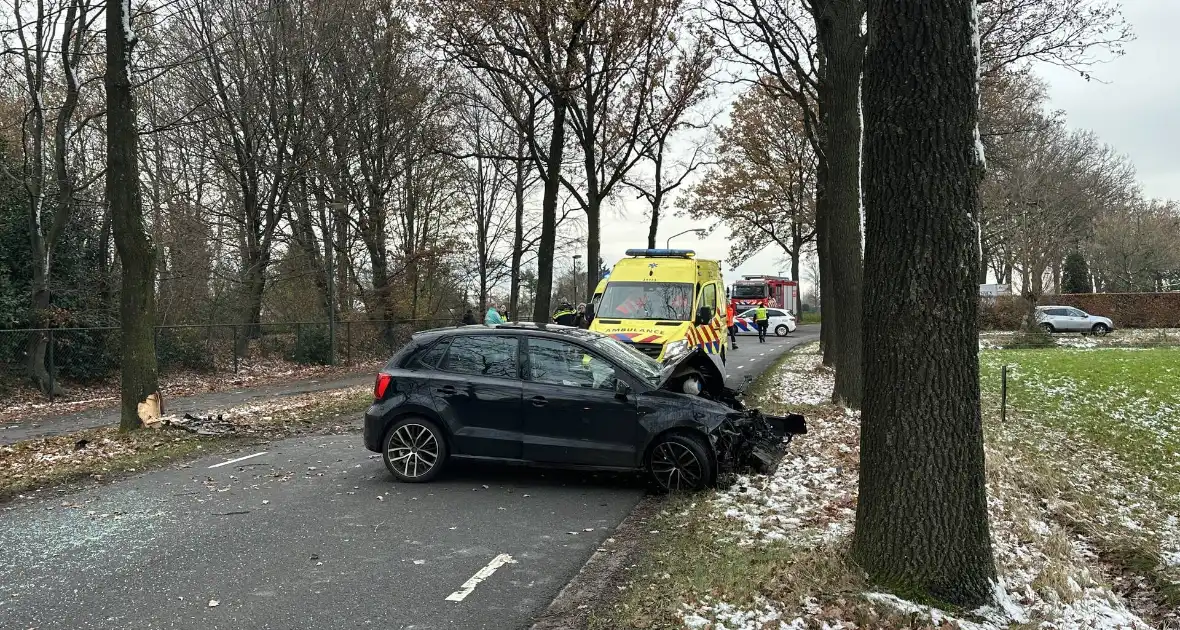 Automobilist zwaargewond bij botsing met boom - Foto 4