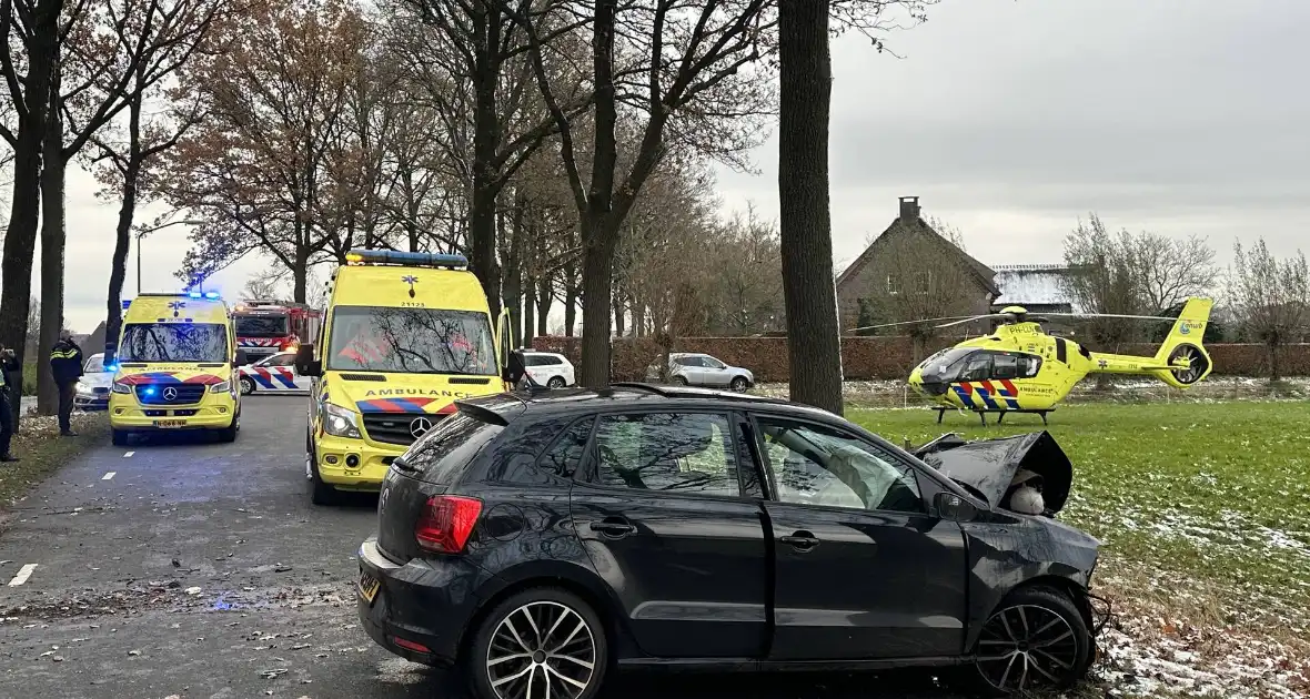 Automobilist zwaargewond bij botsing met boom - Foto 5