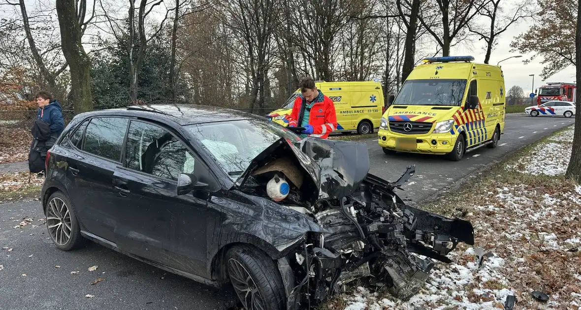 Automobilist zwaargewond bij botsing met boom - Foto 6