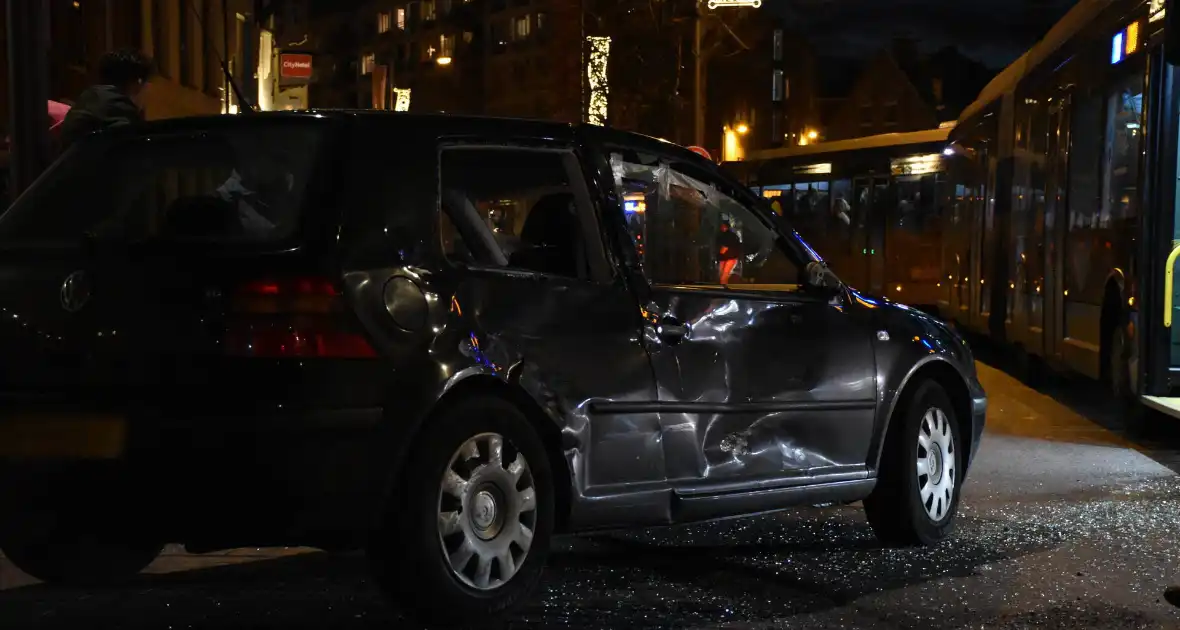 Lijnbus en personenauto botsen - Foto 2