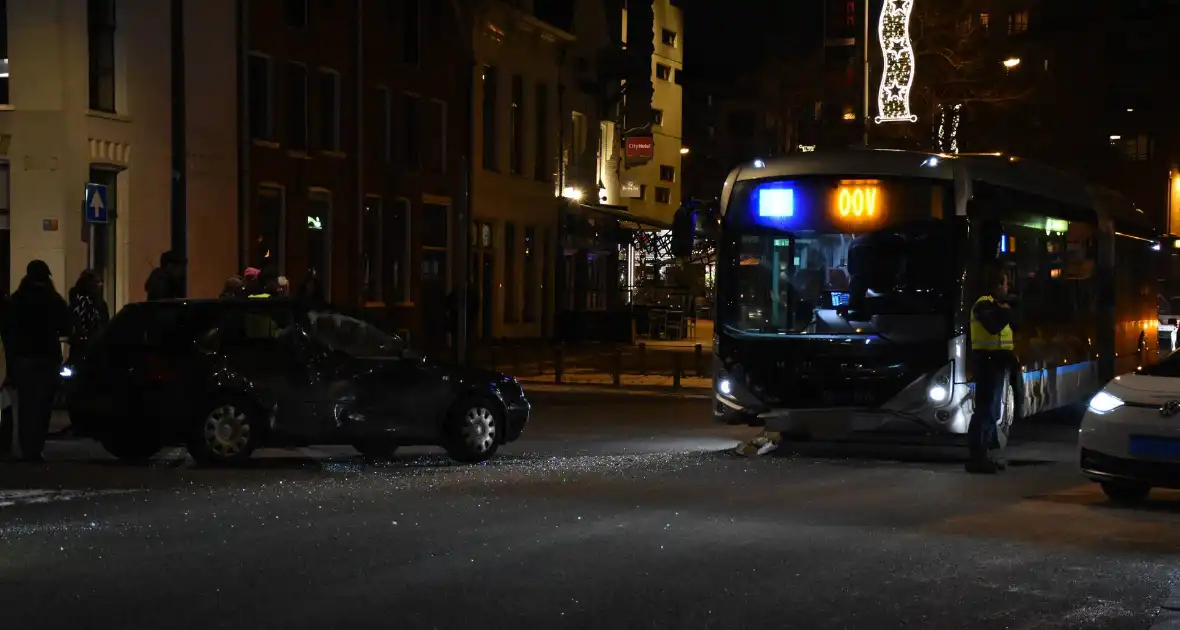 Lijnbus en personenauto botsen - Foto 3