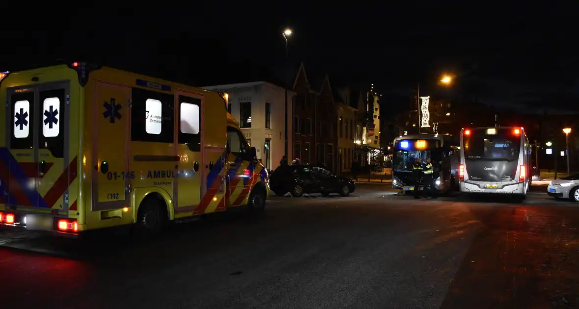 Lijnbus en personenauto botsen - Foto 4