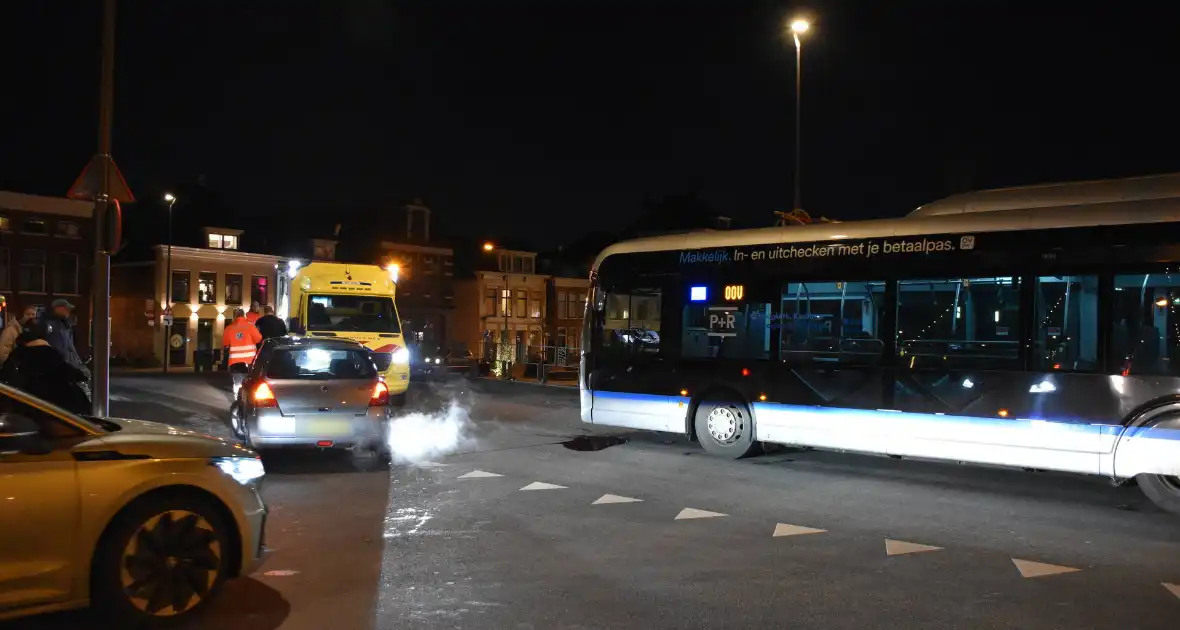 Lijnbus en personenauto botsen - Foto 5