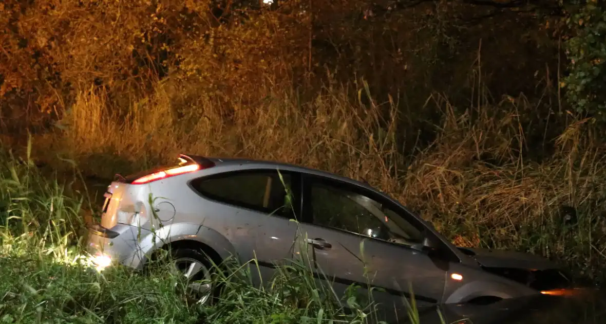 Automobilist verliest macht over stuur en belandt in sloot - Foto 10