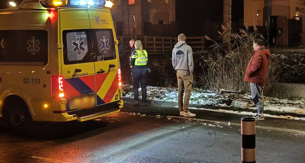 Fiets geplet door auto, persoon gewond naar ziekenhuis - Foto 1