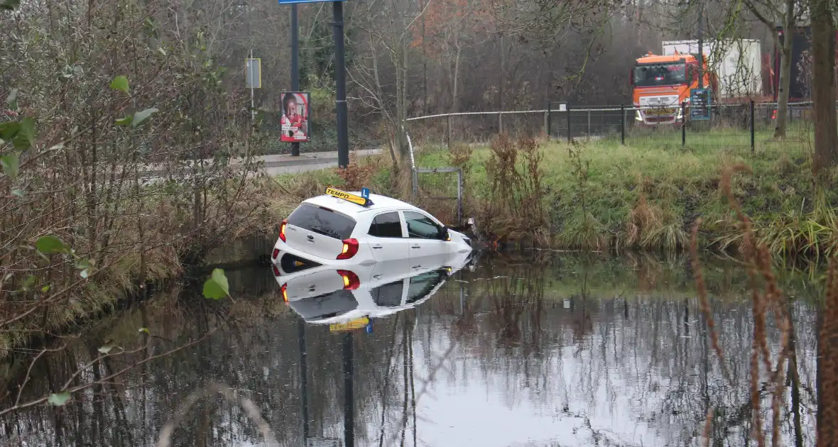 Leerling raakt met lesauto te water