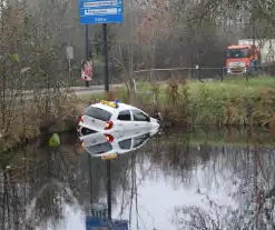 Leerling raakt met lesauto te water