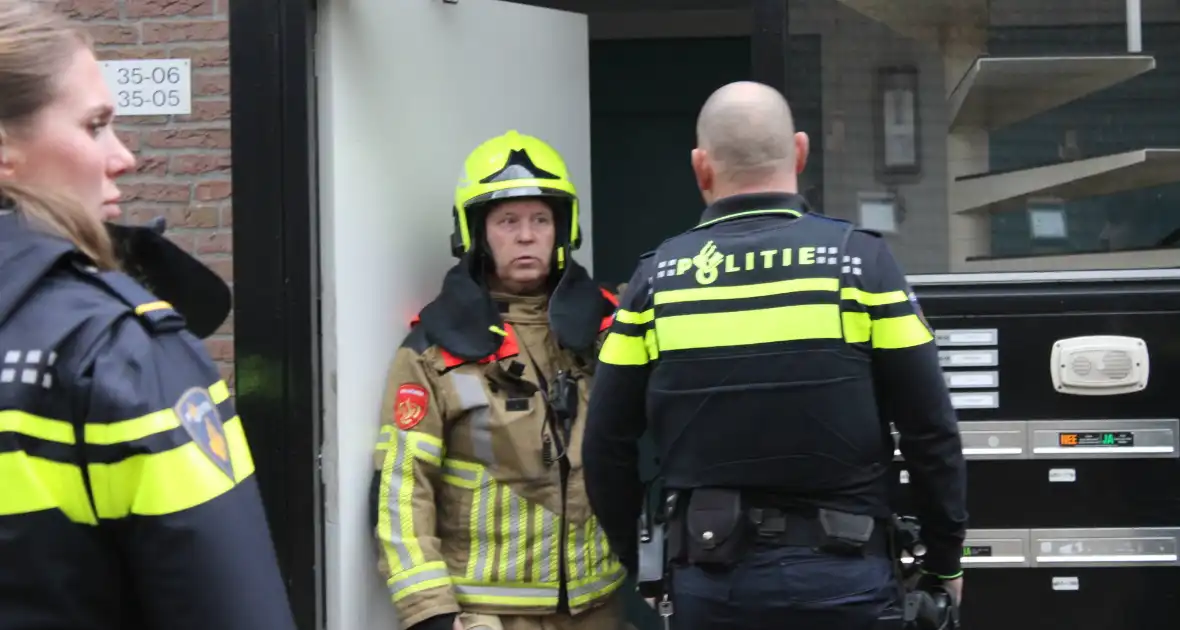 Brandweer forceert deur wegens woningbrand - Foto 1