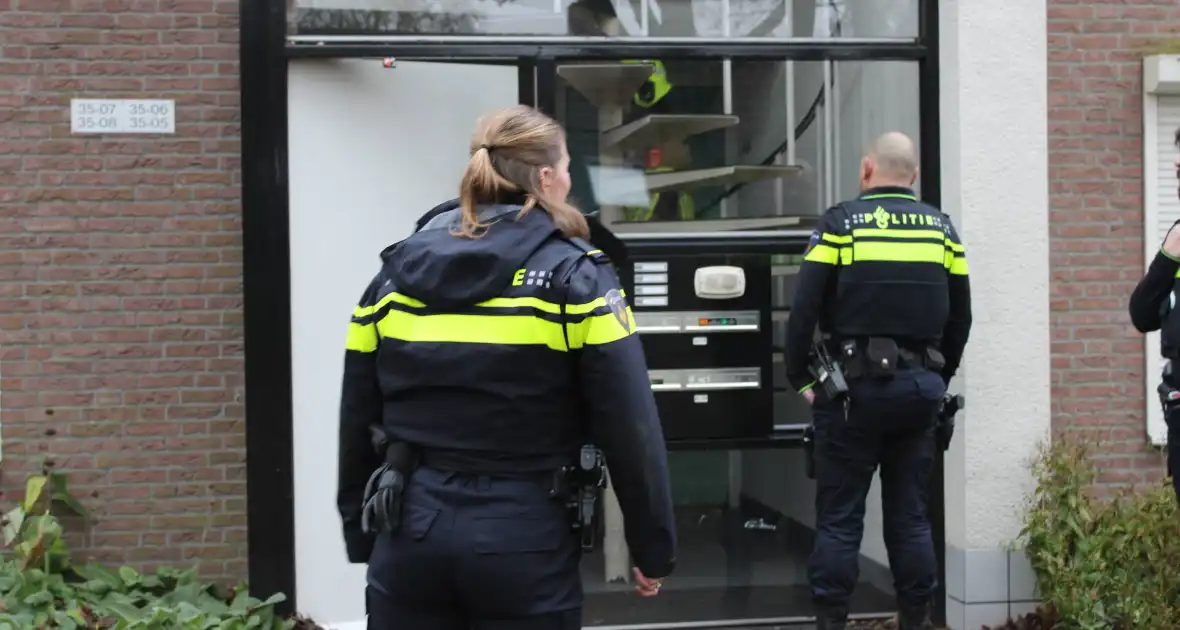 Brandweer forceert deur wegens woningbrand - Foto 2