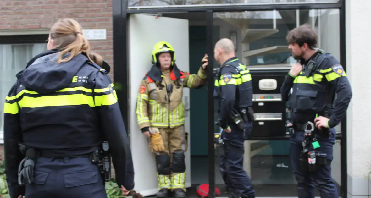 Brandweer forceert deur wegens woningbrand - Foto 6