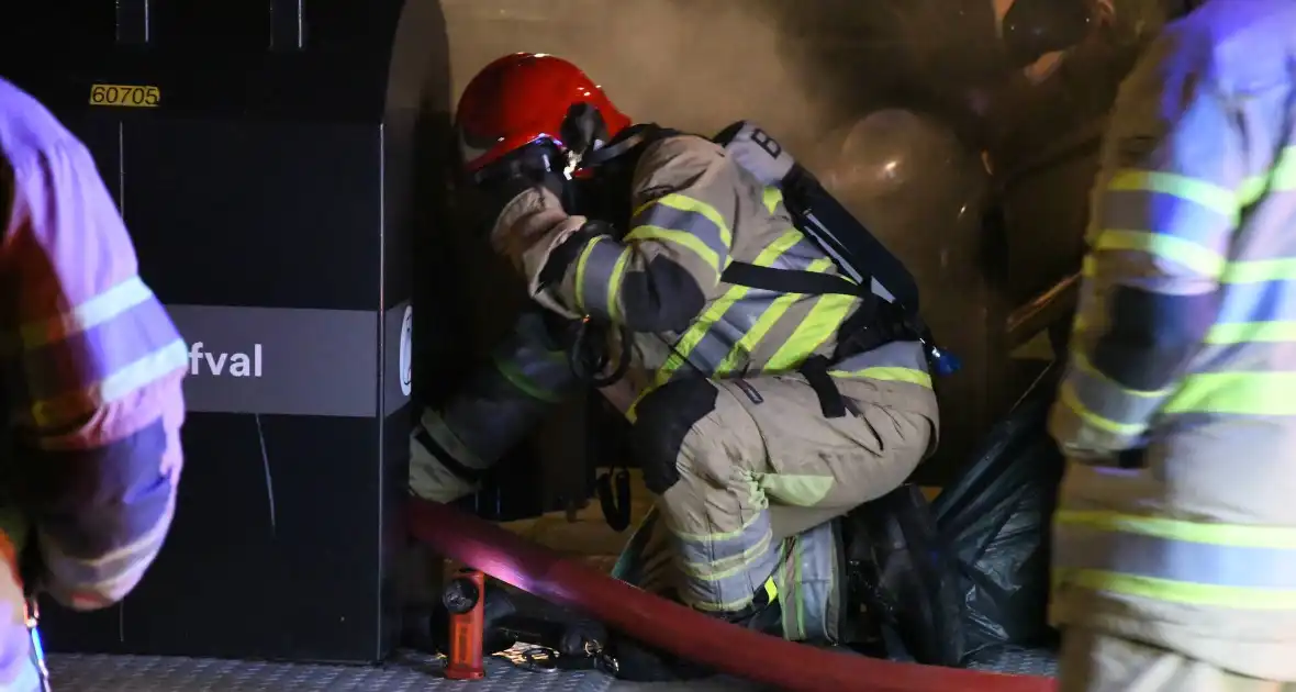 Brandweer blust rokende ondergrondse container - Foto 5