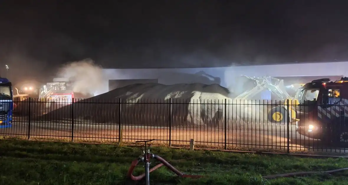 Veel rookontwikkeling bij brand in loods