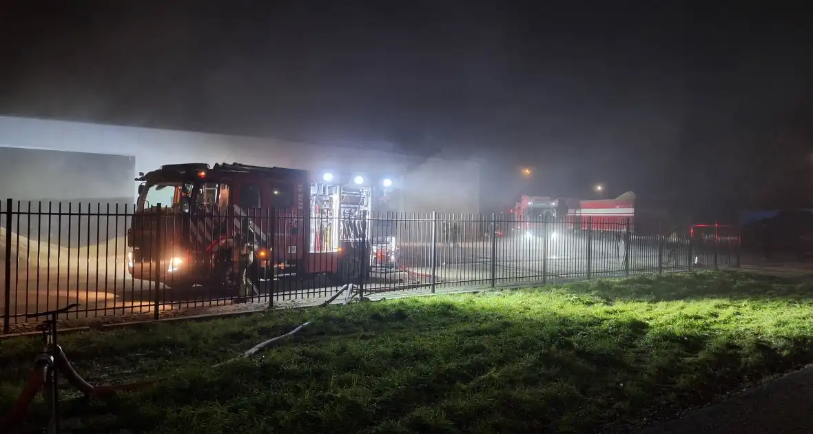 Veel rookontwikkeling bij brand in loods - Foto 2