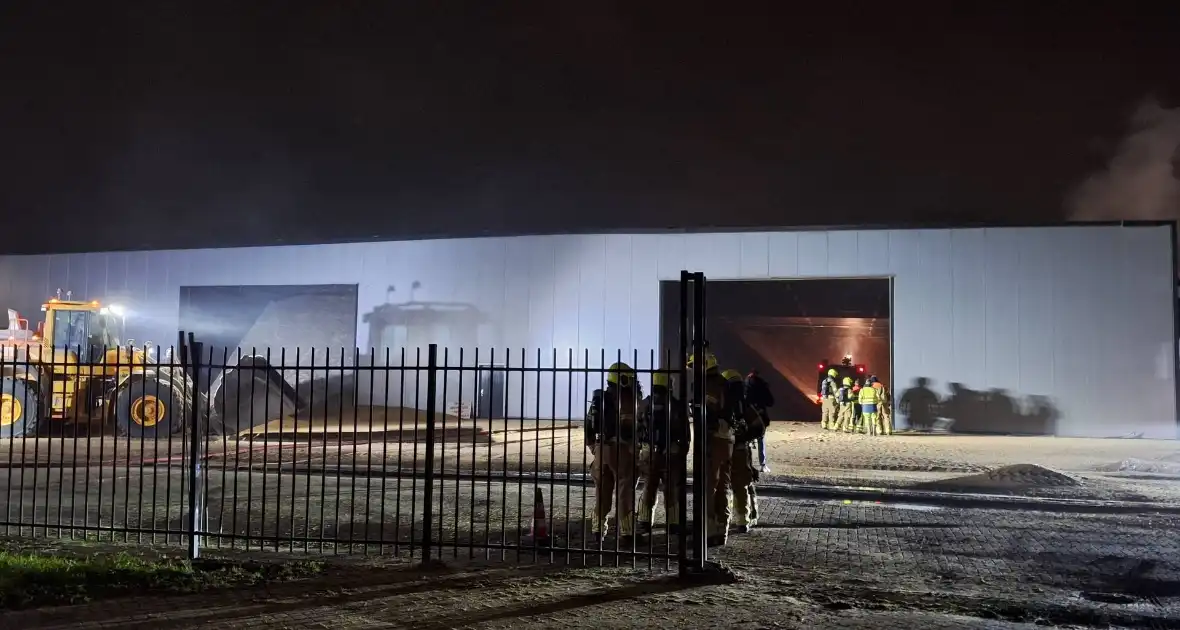 Veel rookontwikkeling bij brand in loods - Foto 3