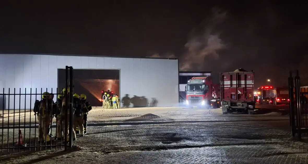 Veel rookontwikkeling bij brand in loods - Foto 4