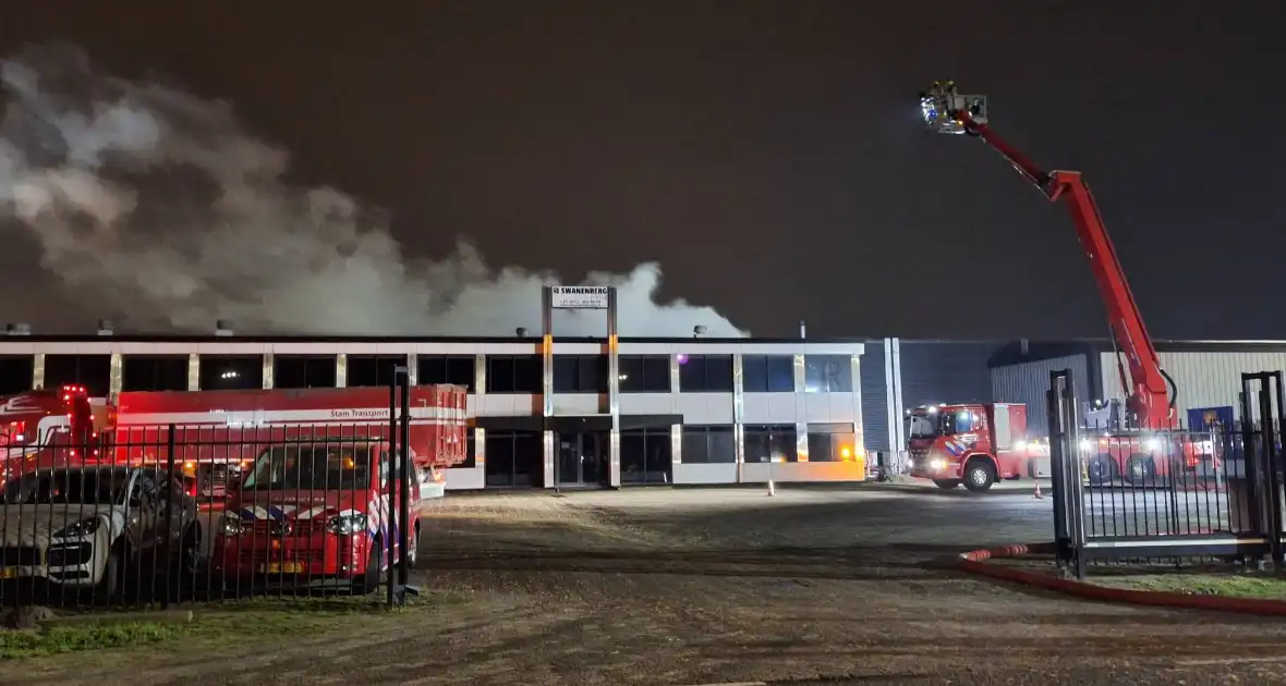 Veel rookontwikkeling bij brand in loods - Foto 6