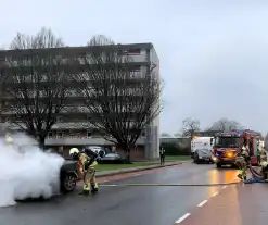 Auto vliegt tijdens rijden in brand in Hardenberg