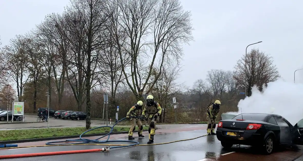 Auto vliegt tijdens rijden in brand in Hardenberg - Foto 2