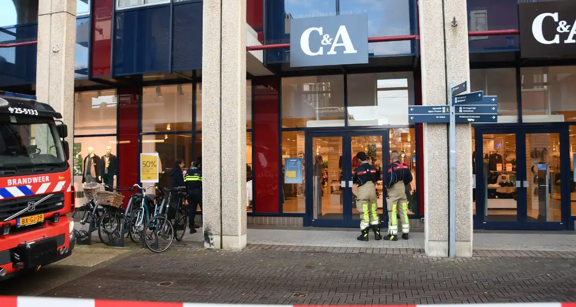 Brandweer onderzoekt rookontwikkeling in winkel