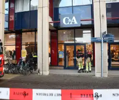 Brandweer onderzoekt rookontwikkeling in winkel