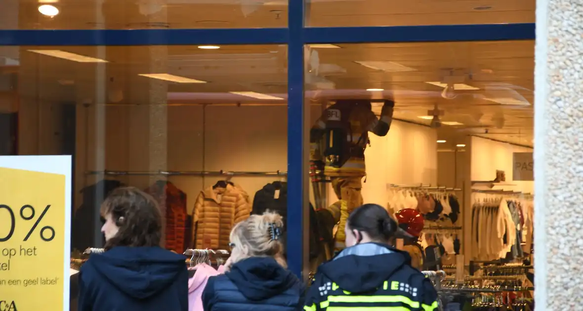 Brandweer onderzoekt rookontwikkeling in winkel - Foto 1