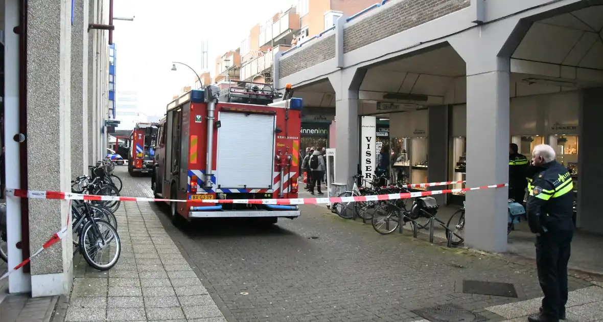 Brandweer onderzoekt rookontwikkeling in winkel - Foto 3