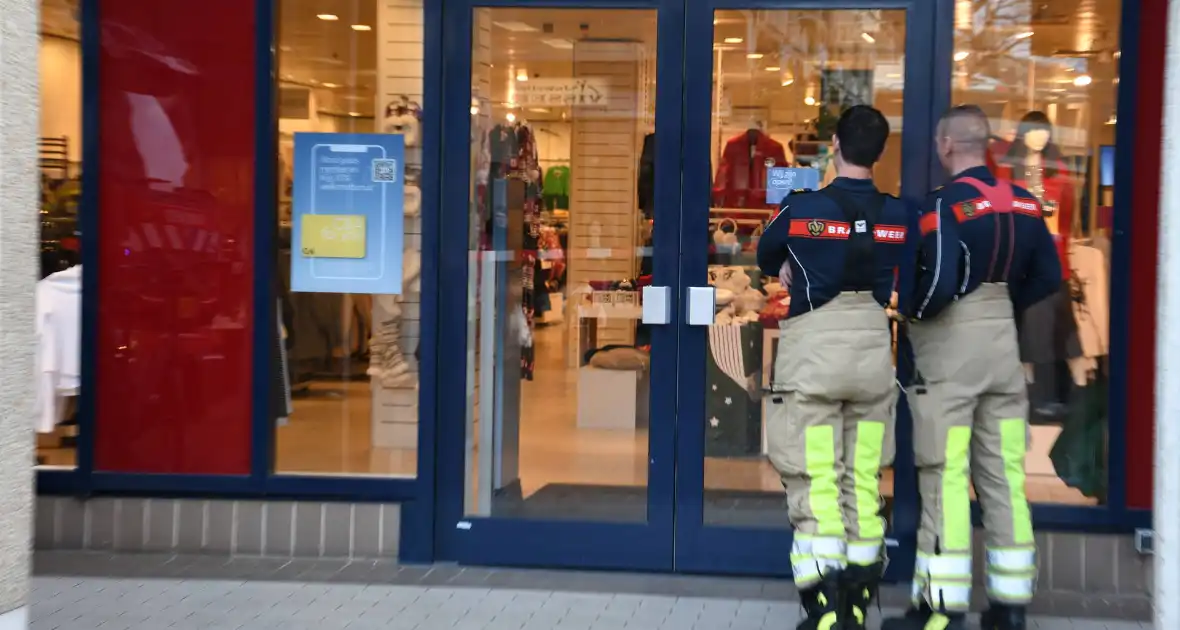 Brandweer onderzoekt rookontwikkeling in winkel - Foto 4