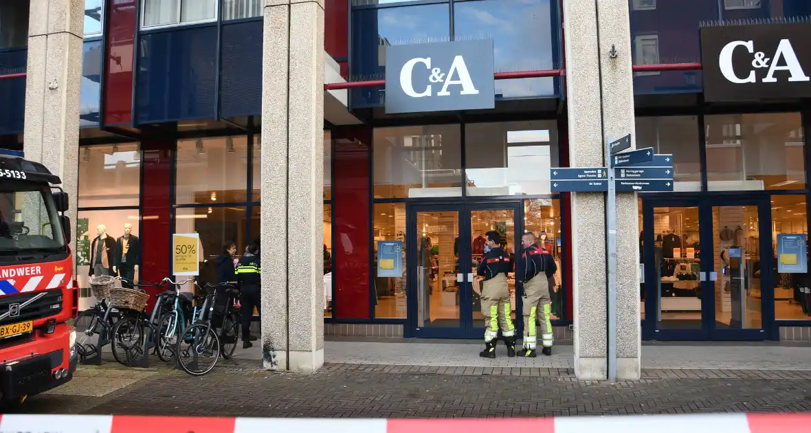 Brandweer onderzoekt rookontwikkeling in winkel - Foto 5