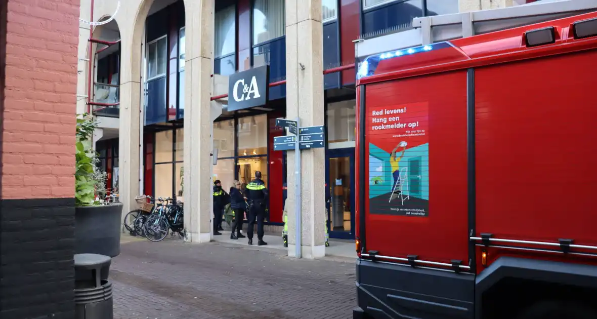 Brandweer onderzoekt rookontwikkeling in winkel - Foto 7