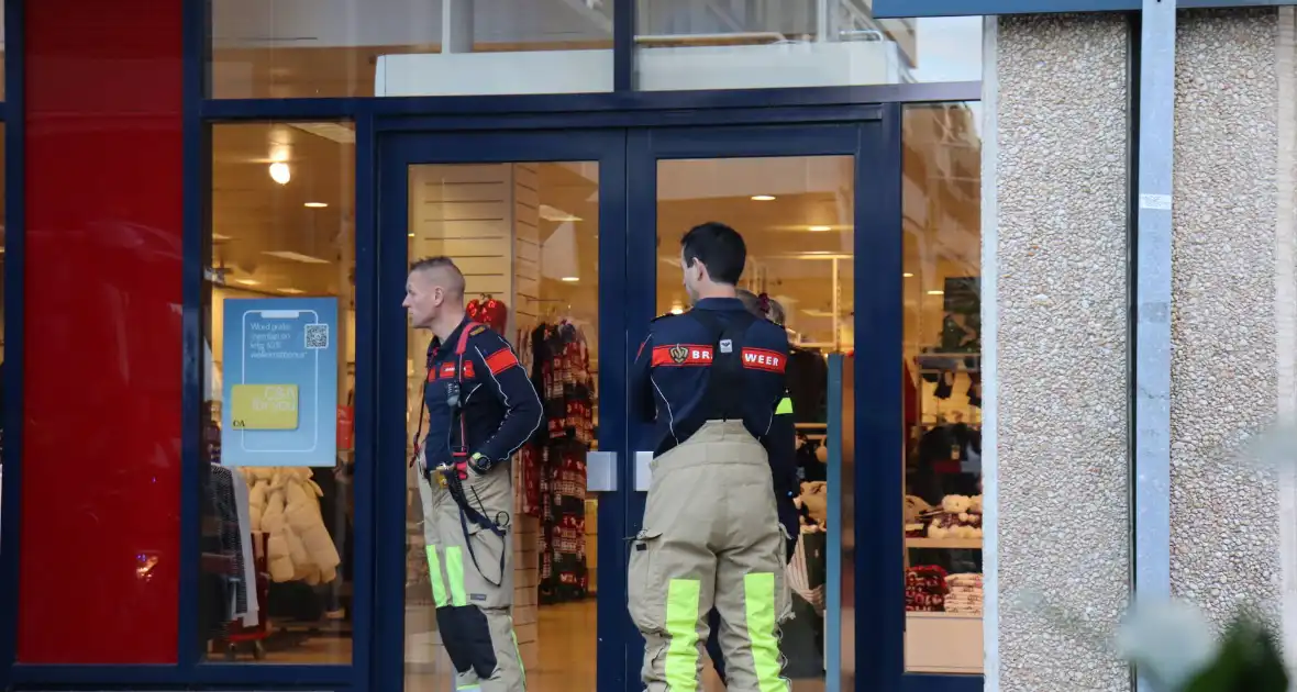 Brandweer onderzoekt rookontwikkeling in winkel - Foto 8