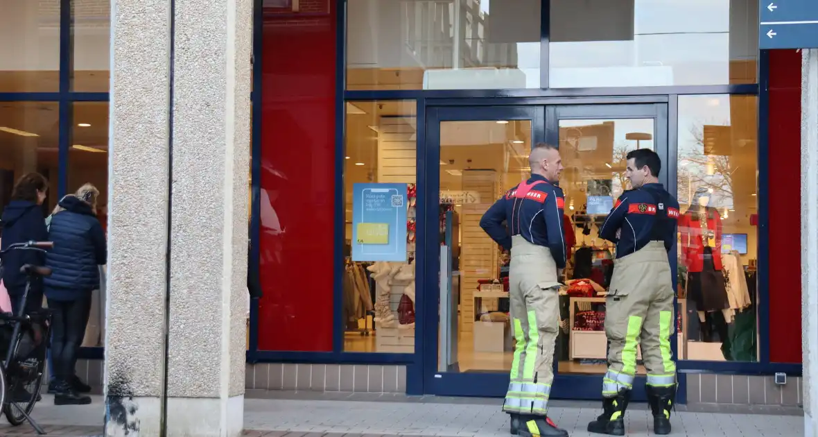 Brandweer onderzoekt rookontwikkeling in winkel - Foto 9