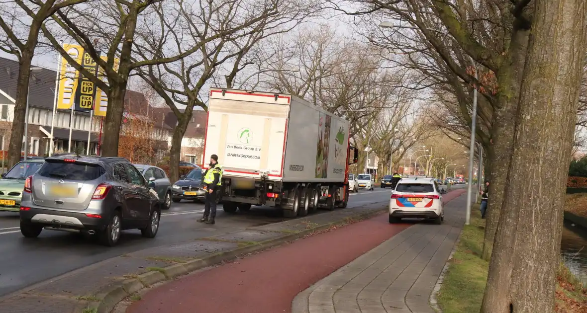 Gestrande vrachtwagen zorgt voor verkeersoverlast - Foto 3