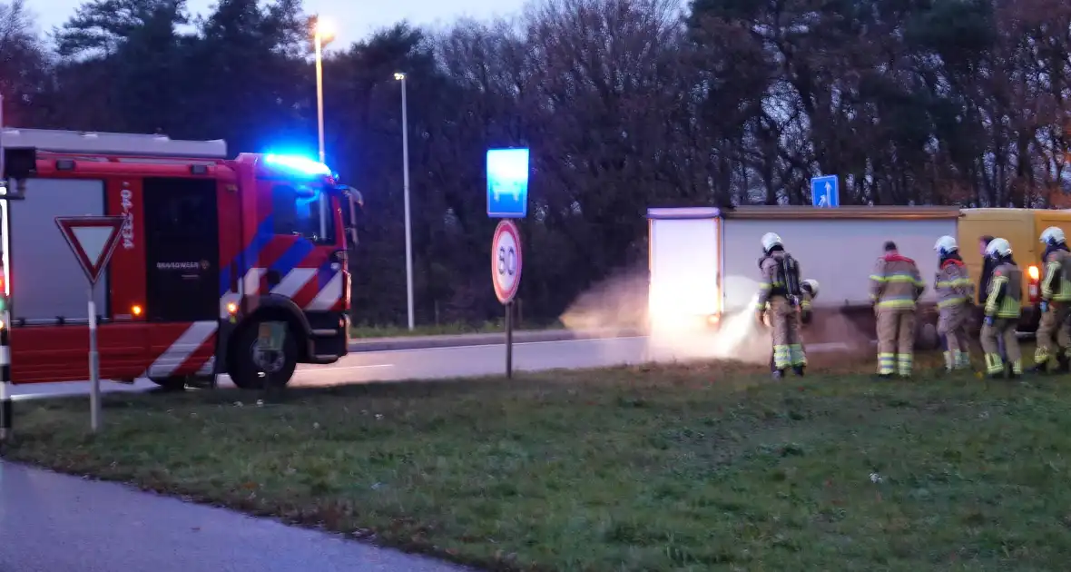 Marktkraam achter busje vat tijdens rijden vlam bij rechter achterwielen op N36 bij Mariënberg