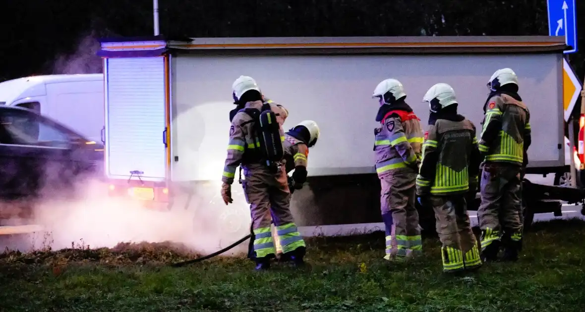 Marktkraam achter busje vat tijdens rijden vlam bij rechter achterwielen op N36 bij Mariënberg - Foto 1