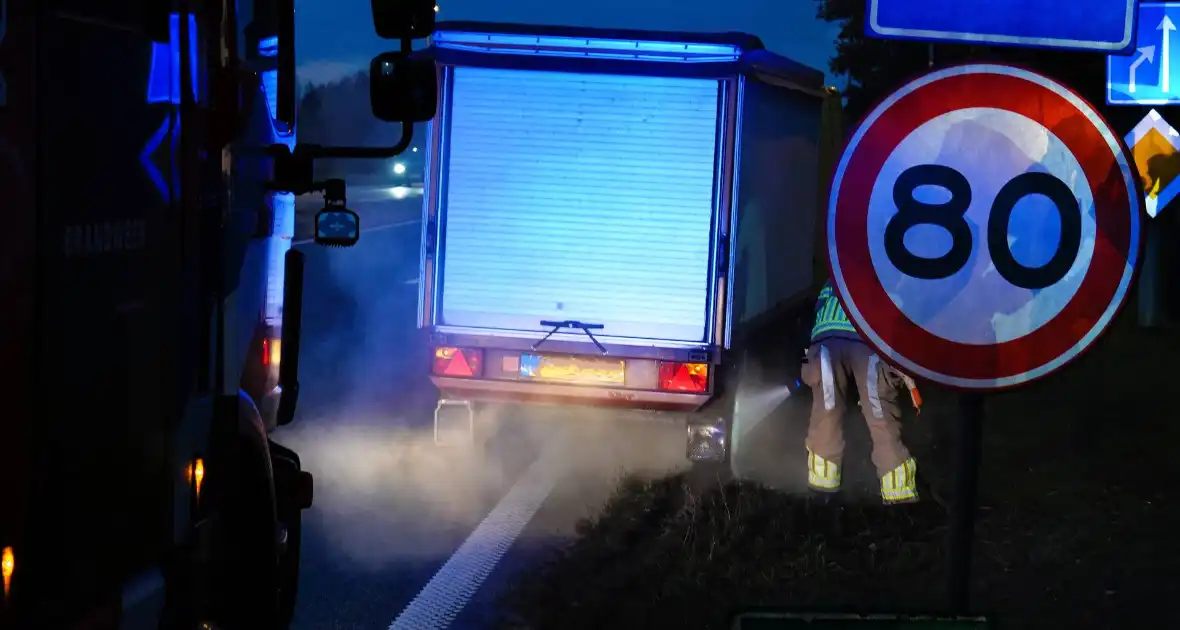 Marktkraam achter busje vat tijdens rijden vlam bij rechter achterwielen op N36 bij Mariënberg - Foto 2