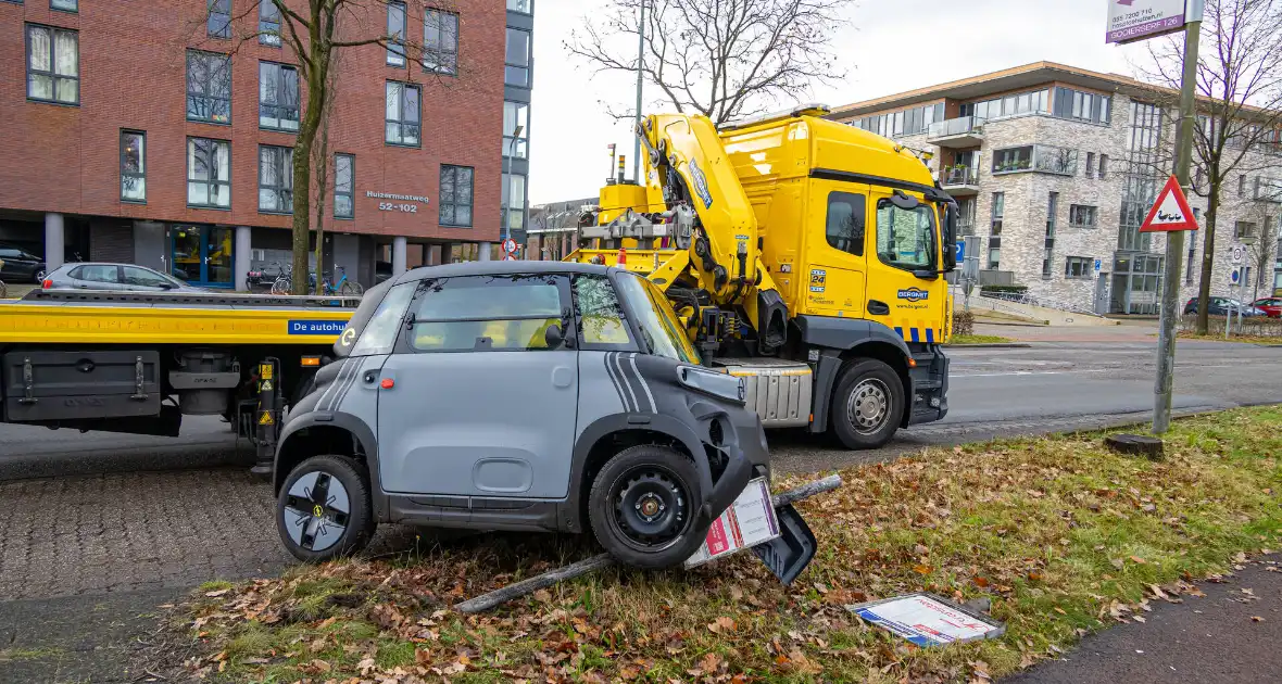 Brommobiel belandt bovenop bushaltepaal