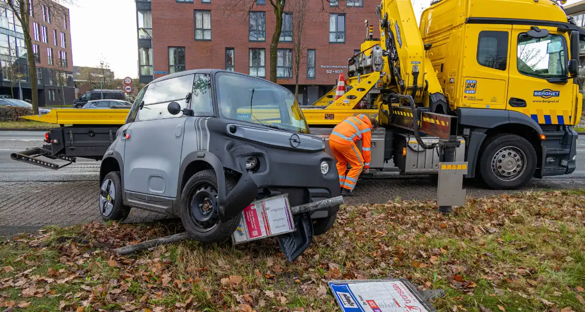 Brommobiel belandt bovenop bushaltepaal - Foto 1