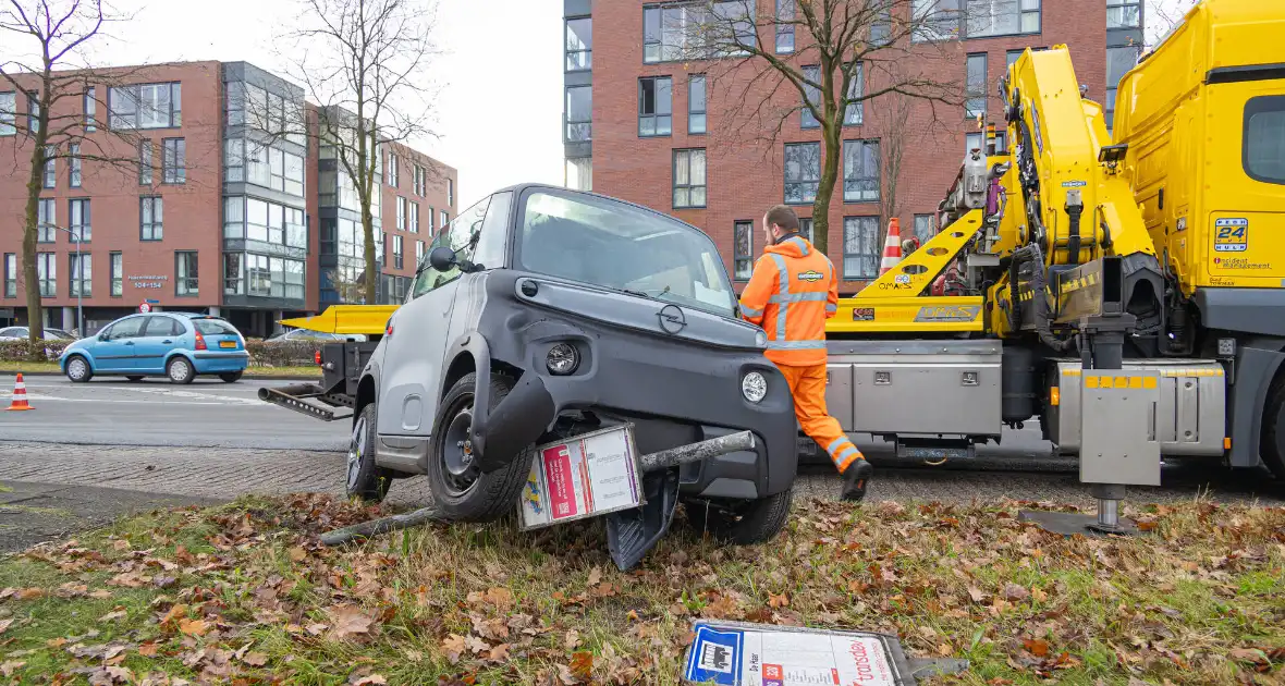 Brommobiel belandt bovenop bushaltepaal - Foto 3