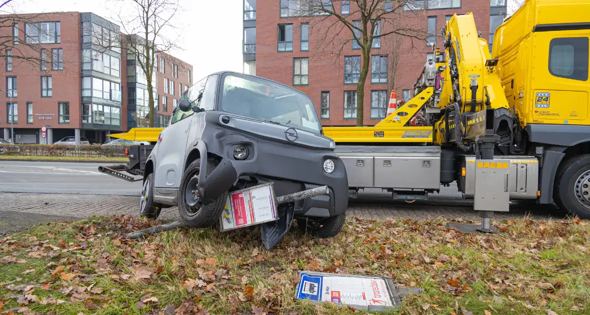 Brommobiel belandt bovenop bushaltepaal - Foto 4