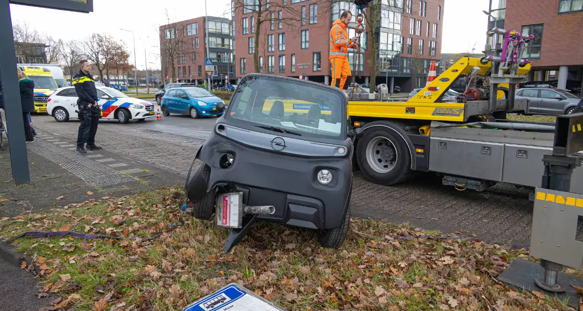 Brommobiel belandt bovenop bushaltepaal - Foto 5