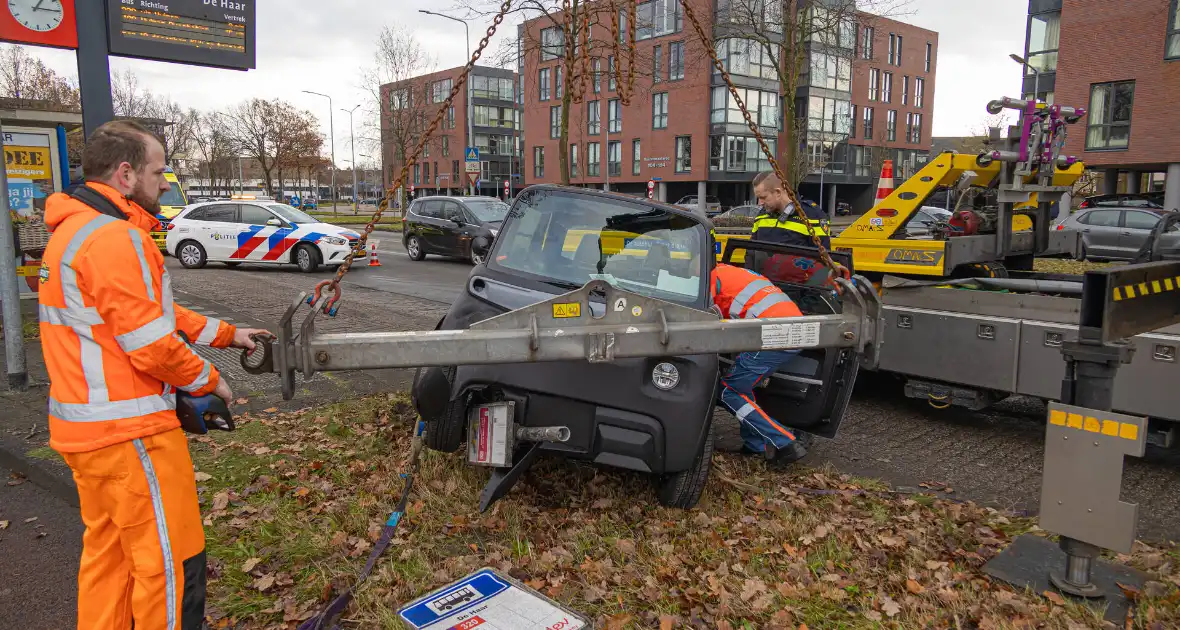 Brommobiel belandt bovenop bushaltepaal - Foto 7