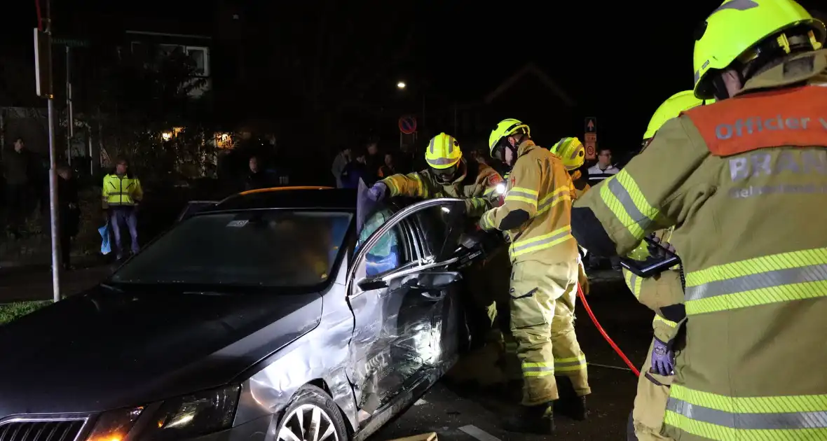 Beknelling bij ongeval tussen bestelbus en personenauto