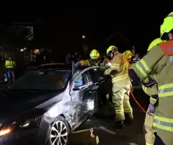 Beknelling bij ongeval tussen bestelbus en personenauto