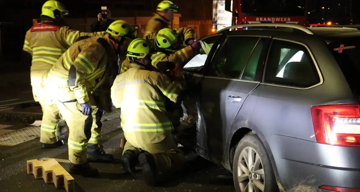 Beknelling bij ongeval tussen bestelbus en personenauto - Foto 5