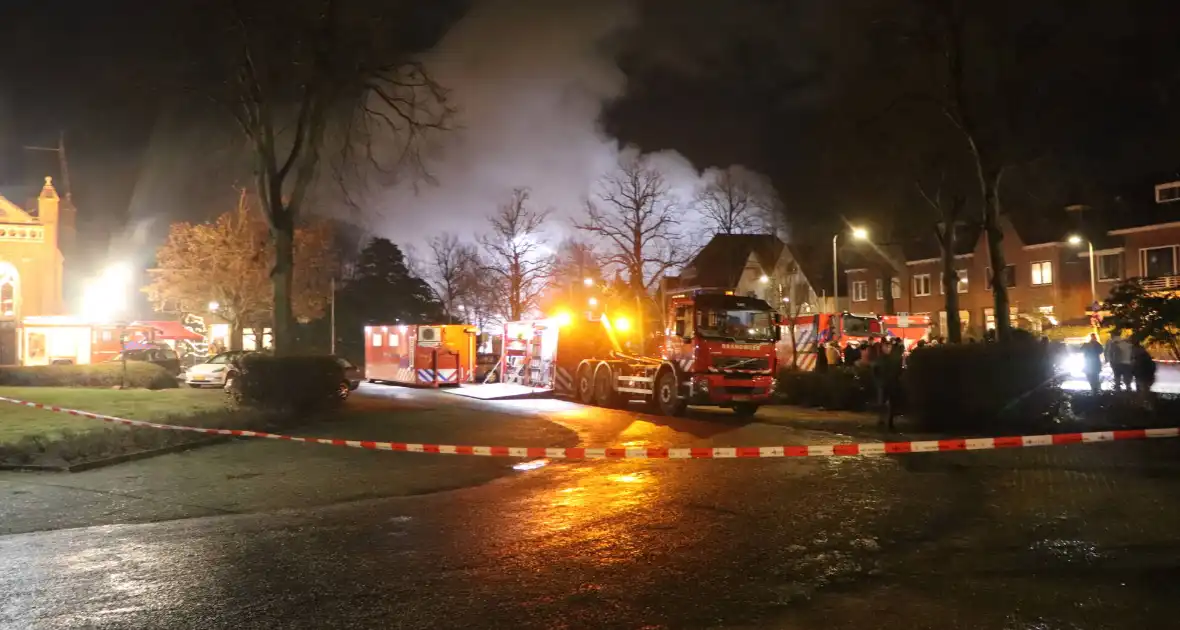 Uitslaande brand zorgt voor veel rookontwikkeling - Foto 4