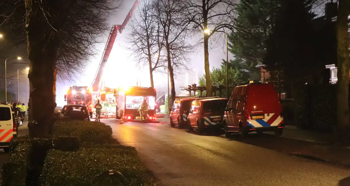 Uitslaande brand zorgt voor veel rookontwikkeling - Foto 6