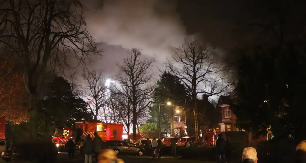 Uitslaande brand zorgt voor veel rookontwikkeling - Foto 7