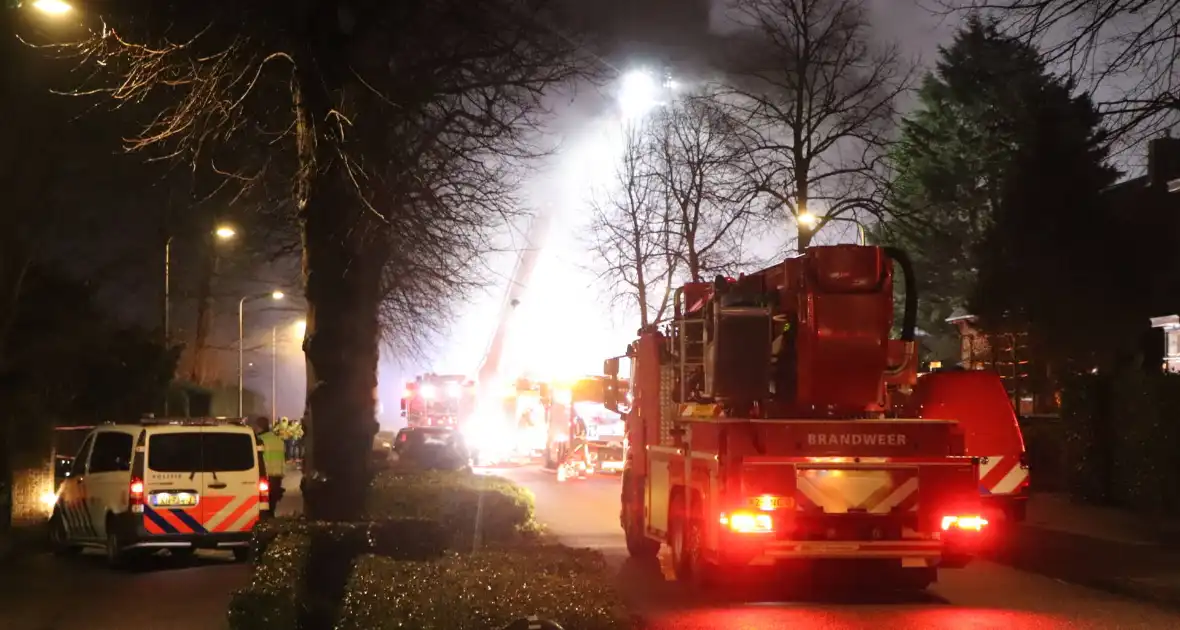 Uitslaande brand zorgt voor veel rookontwikkeling - Foto 8